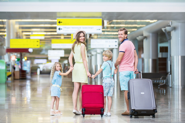 familie op de luchthaven - Foto, afbeelding