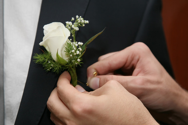 помочь жениху приклеить свадебный цветок на свой вкус
 - Фото, изображение