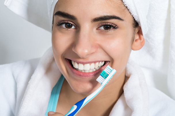 Happy Woman Holding Toothbrush - Foto, imagen
