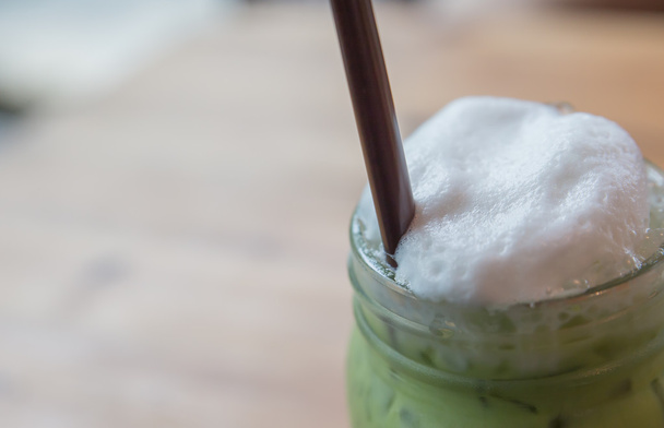 Delicioso frappe de té verde con tubo en taza de vidrio
  - Foto, imagen