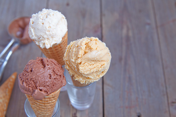 Suklaa, vanilja ja suolattu karamelli jäätelö
 - Valokuva, kuva