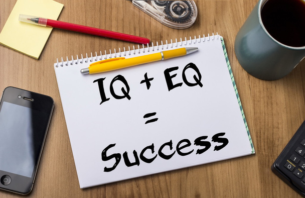 QI mais QE igual sucesso - Almofada de notas com texto na tabela de madeira
 - Foto, Imagem