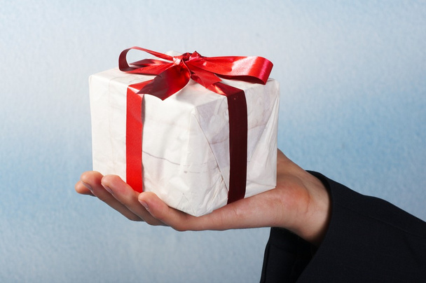 человек праздник и предложение подарка на руку
 - Фото, изображение