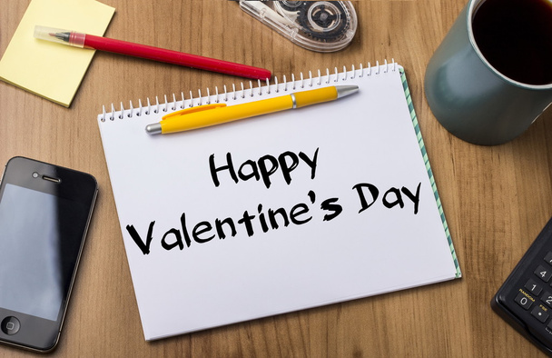 Feliz día de San Valentín - Bloc de notas con texto en la mesa de madera
 - Foto, imagen