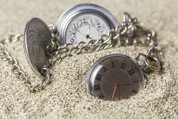 Ρολόι τσέπης στρωμένη με άμμο. - Φωτογραφία, εικόνα