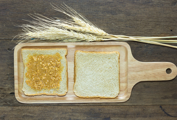 パンと木のピーナッツ バターのセレクティブ フォーカス背景 wi - 写真・画像