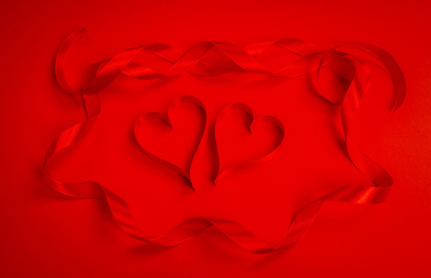 Cintas rojas en forma de corazón
 - Foto, imagen