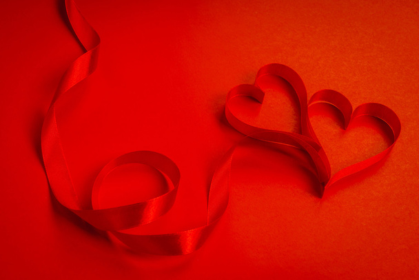 Piros szív alakú szalagok - Fotó, kép