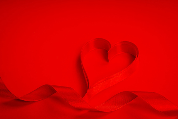 Red heart shape ribbon - Foto, Imagem