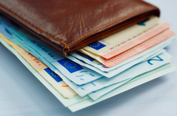 Καφέ δερμάτινο πορτοφόλι με χρήματα ευρώ - Φωτογραφία, εικόνα