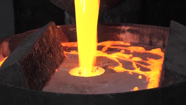 Fundición de bronce de cera perdida en una fundición
 - Metraje, vídeo