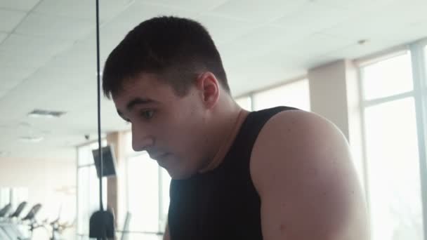 bodybuilder που κάνει τρικέφαλος μύς προπόνηση - Πλάνα, βίντεο