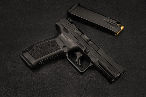 Handfeuerwaffe auf schwarzem Hintergrund - Foto, Bild