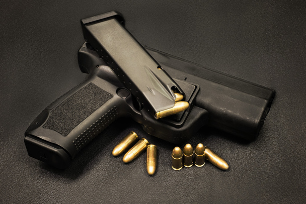 пістолет на чорному тлі
 - Фото, зображення
