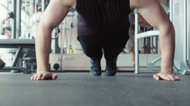 Hombre haciendo flexiones en el gimnasio
 - Metraje, vídeo