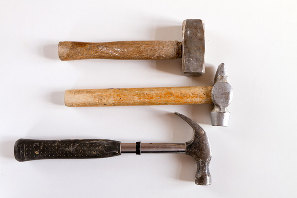 Set di tre vecchi martelli su sfondo bianco
 - Foto, immagini