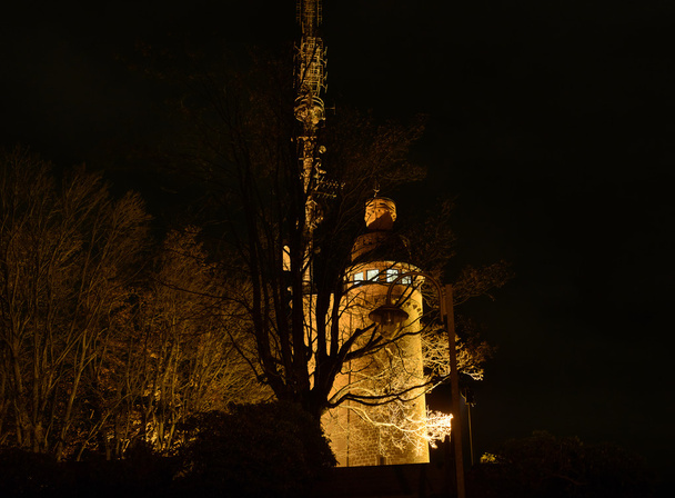 Старая метеобашня освещена ночью
 - Фото, изображение