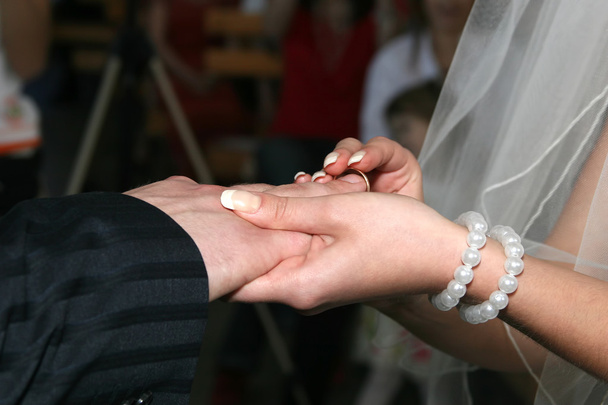 Braut und Bräutigam tragen Trauringe aneinander - Foto, Bild
