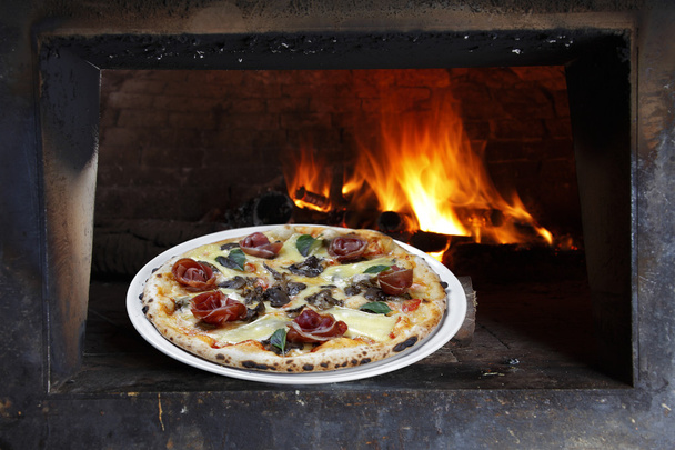 Pizza uit de oven - Foto, afbeelding