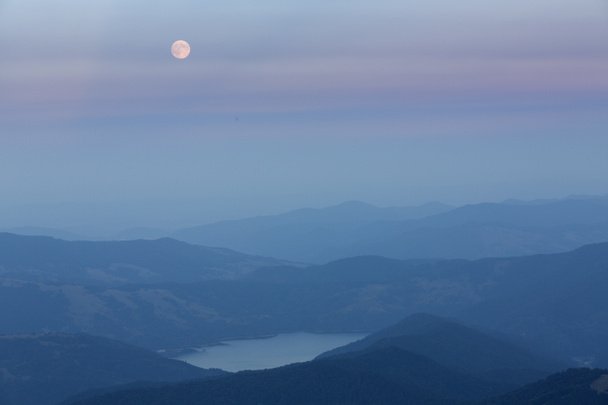 山と湖の満月 - 写真・画像