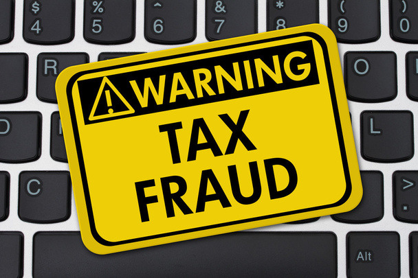 Fraude fiscal en línea, teclado de ordenador y señal de advertencia amarilla
 - Foto, imagen