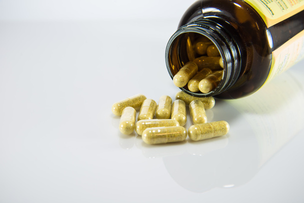 Muitas pílulas e comprimidos isolados em fundo branco
 - Foto, Imagem