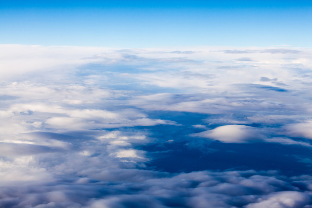 Mooie, dramatische wolken en lucht vanuit het vliegtuig - Foto, afbeelding