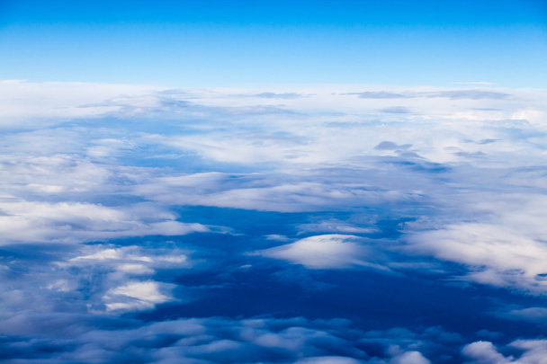 Hermosas y dramáticas nubes y el cielo visto desde el avión
 - Foto, imagen
