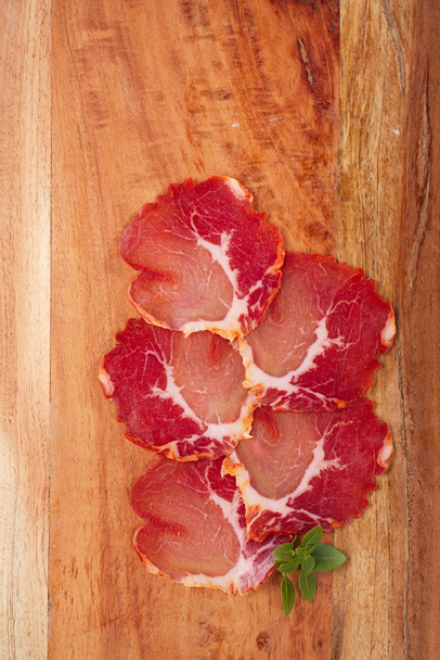 antipasti lautasellinen kovettunutta lihaa jamon
 - Valokuva, kuva