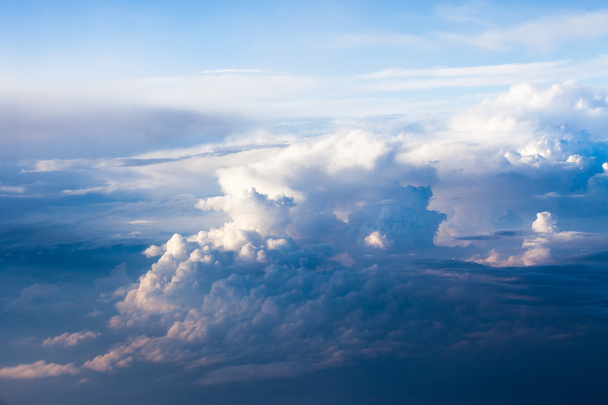美しい、ドラマチックな雲と飛行機から見た空 - 写真・画像