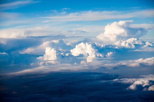 Splendide, drammatiche nuvole e cielo visto dall'aereo
 - Foto, immagini