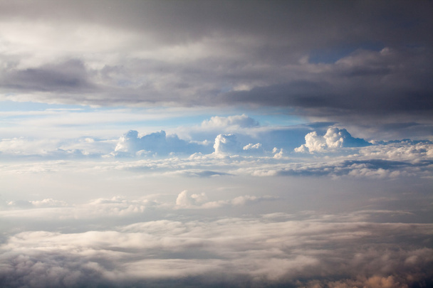 美しい、ドラマチックな雲と飛行機から見た空 - 写真・画像