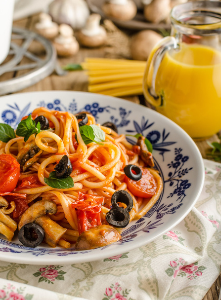 Pasta with olives, tomatoes and basil - Foto, imagen