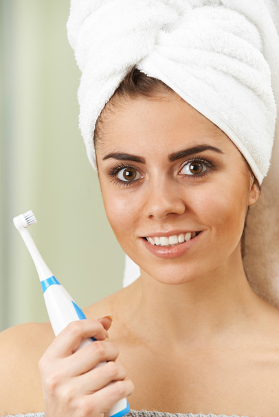 Woman Brushing Teeth With Electric Toothbrush In Bathroom - Zdjęcie, obraz