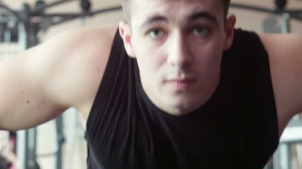 fiatal férfi csinál fekvőtámasz - Felvétel, videó