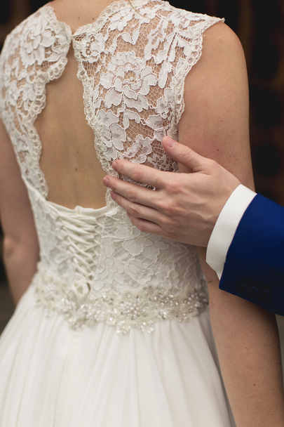 bride in lace dress with open back - Fotografie, Obrázek