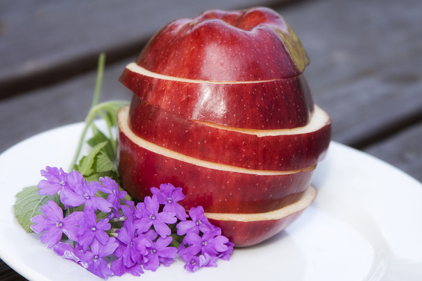 Tek kırmızı lezzetli elma çiçeği ile dilimlenmiş - Fotoğraf, Görsel