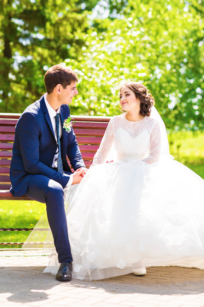 felice sposa e lo sposo sedersi sulla panchina
 - Foto, immagini