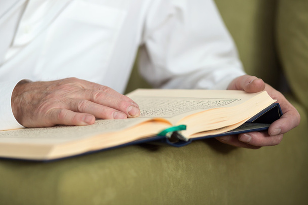 Las manos de un anciano sosteniendo el Corán
 - Foto, Imagen