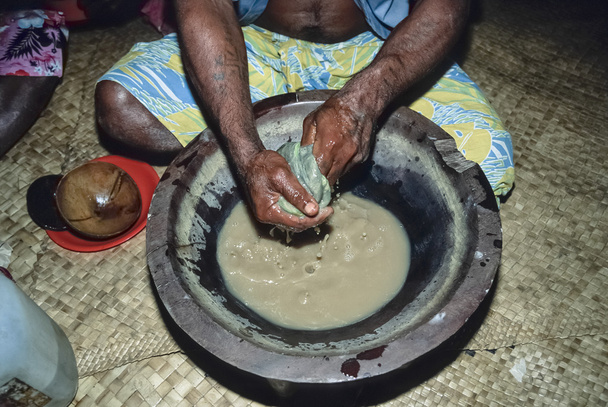 Ilhas Fjij, Viti Levu Isl., Homem fijiano preparando a bebida Kava, de uma planta local - FILM SCAN
 - Foto, Imagem