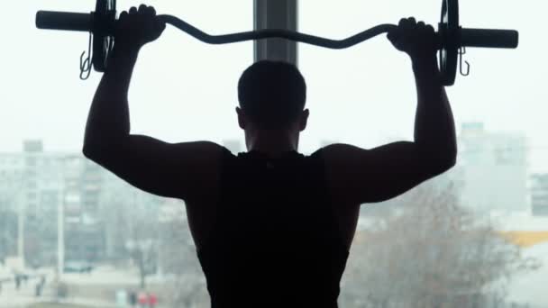 Atleta levanta barra no ginásio
 - Filmagem, Vídeo