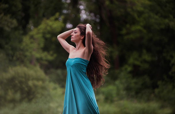 menina em pé vestido com fundo floresta
 - Foto, Imagem