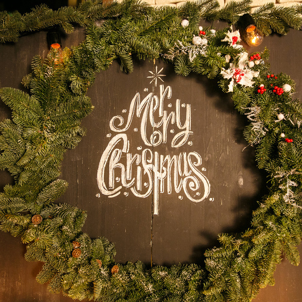 Fir kerstboom met decoratie op donkere houten bord - Foto, afbeelding