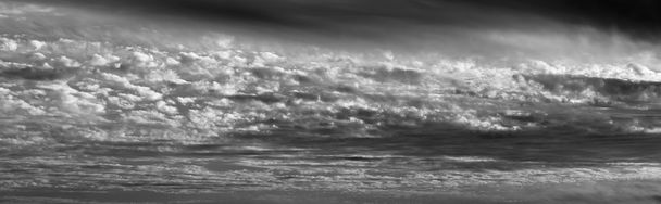 Nubes en el cielo al atardecer - Foto, Imagen