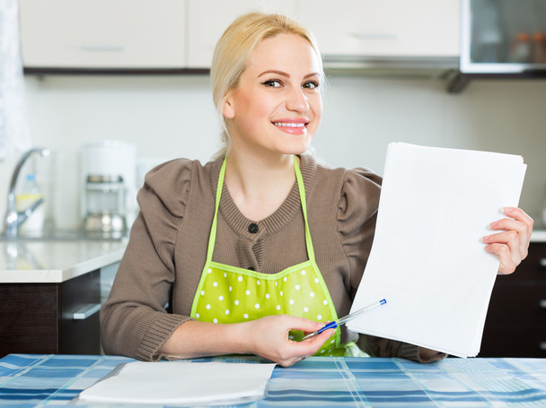 Woman with documents at kitchen - Foto, Imagem