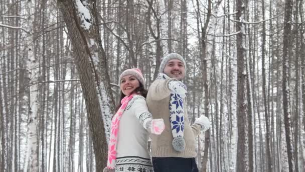 Jovem casal tendo uma luta bola de neve em um campo de neve
 - Filmagem, Vídeo