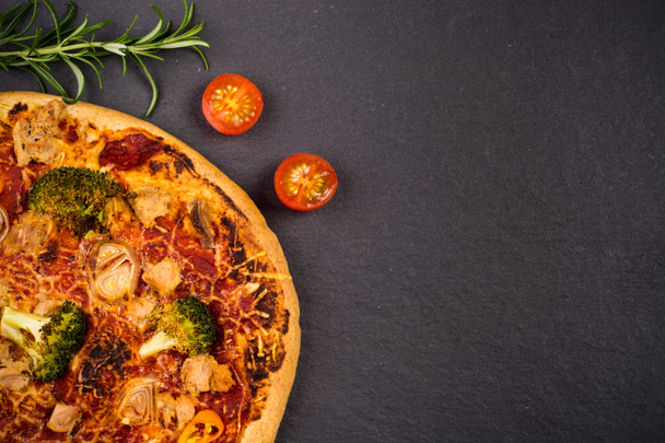 hausgemachte Pizza auf Schiefertafel - Foto, Bild