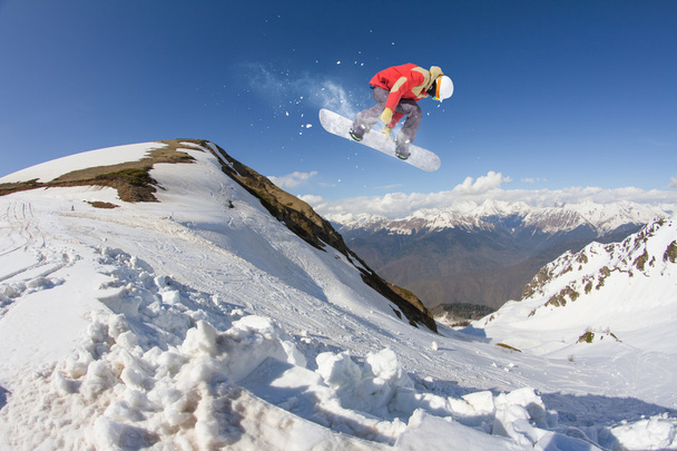 Літаючий сноубордист на горах. Екстремальні види спорту
. - Фото, зображення