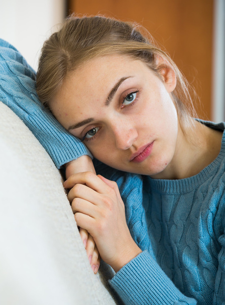 Boldogtalan rendes felnőtt női kanapén  - Fotó, kép