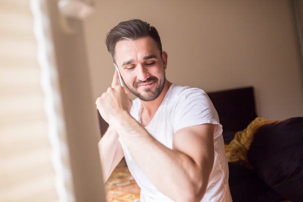 Latino przystojny mężczyzna wyświetlone biceps - Zdjęcie, obraz
